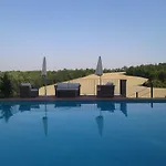 Chieteno Con Piscina E Ac- *
